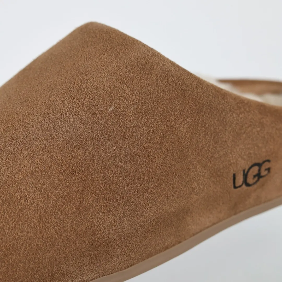 Local self-pickup💰560 Core recommended good price Independently developed original outsole, cashmere insole, keeping warm in winter, suitable for home use. In recent years, uug has launched a style series, which is partially skewed towards the preferences of young consumers, and has also been at the forefront of fashion trends. Shoe body material, water-repellent coated suede upper, 17mm UGGPURE™ implanted wool insole, lightweight non-slip and comfortable rubber outsole, with brand LOGO, complete packaging, size: 35 36 37 38 39 40